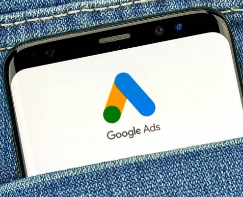 Telefon w kieszeni z logiem Google Ads na wyświetlaczu